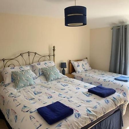Quaint Beachside Cottage Чапъл Сейнт Лионардс Екстериор снимка