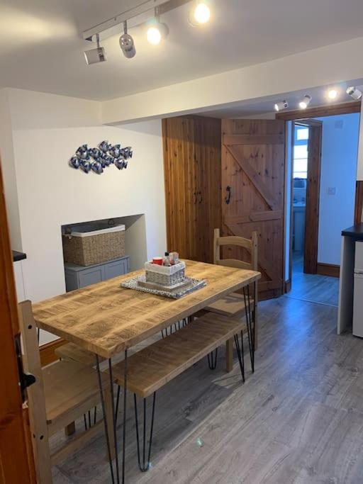 Quaint Beachside Cottage Чапъл Сейнт Лионардс Екстериор снимка