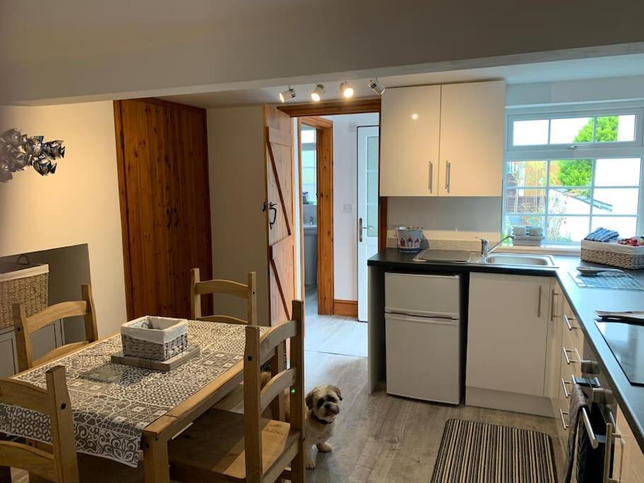 Quaint Beachside Cottage Чапъл Сейнт Лионардс Екстериор снимка