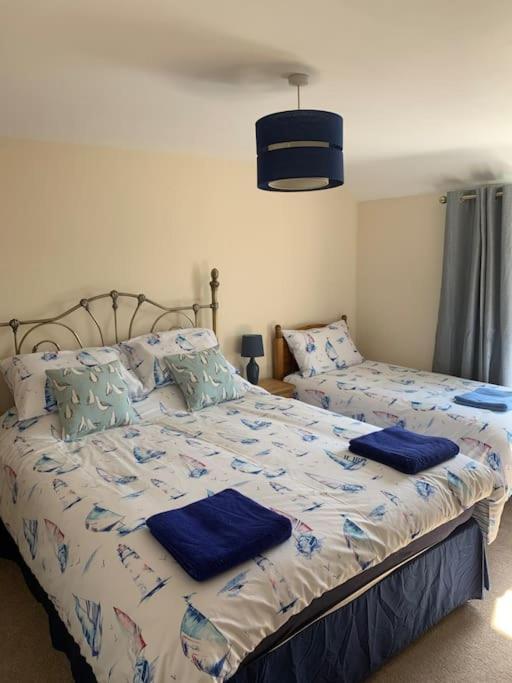 Quaint Beachside Cottage Чапъл Сейнт Лионардс Екстериор снимка
